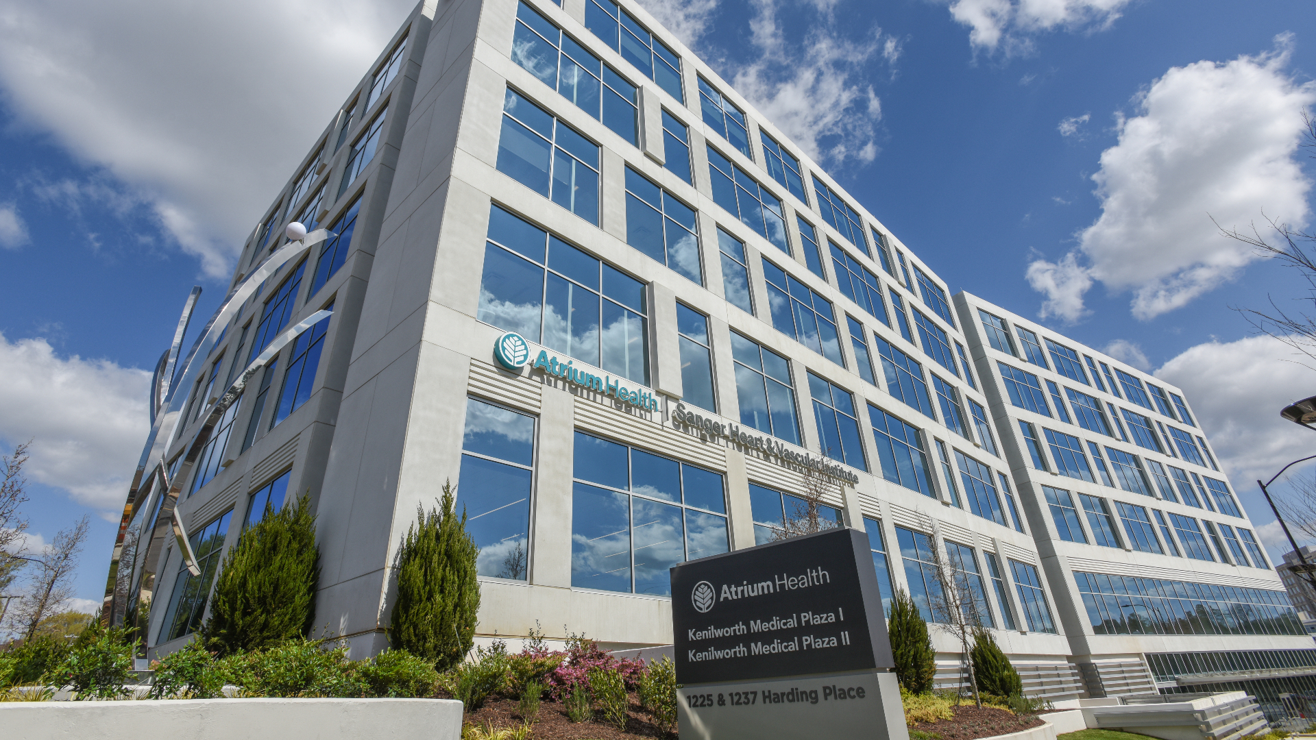 Atrium Health has opened new, state-of-the-art facilities in Charlotte’s Midtown neighborhood. Atrium Health Kenilworth Medical Plaza I and II is an $228.1 million investment into improved care. The more than 400,000 square-foot plaza integrates a range of top-rated specialty services across disciplines into one location.