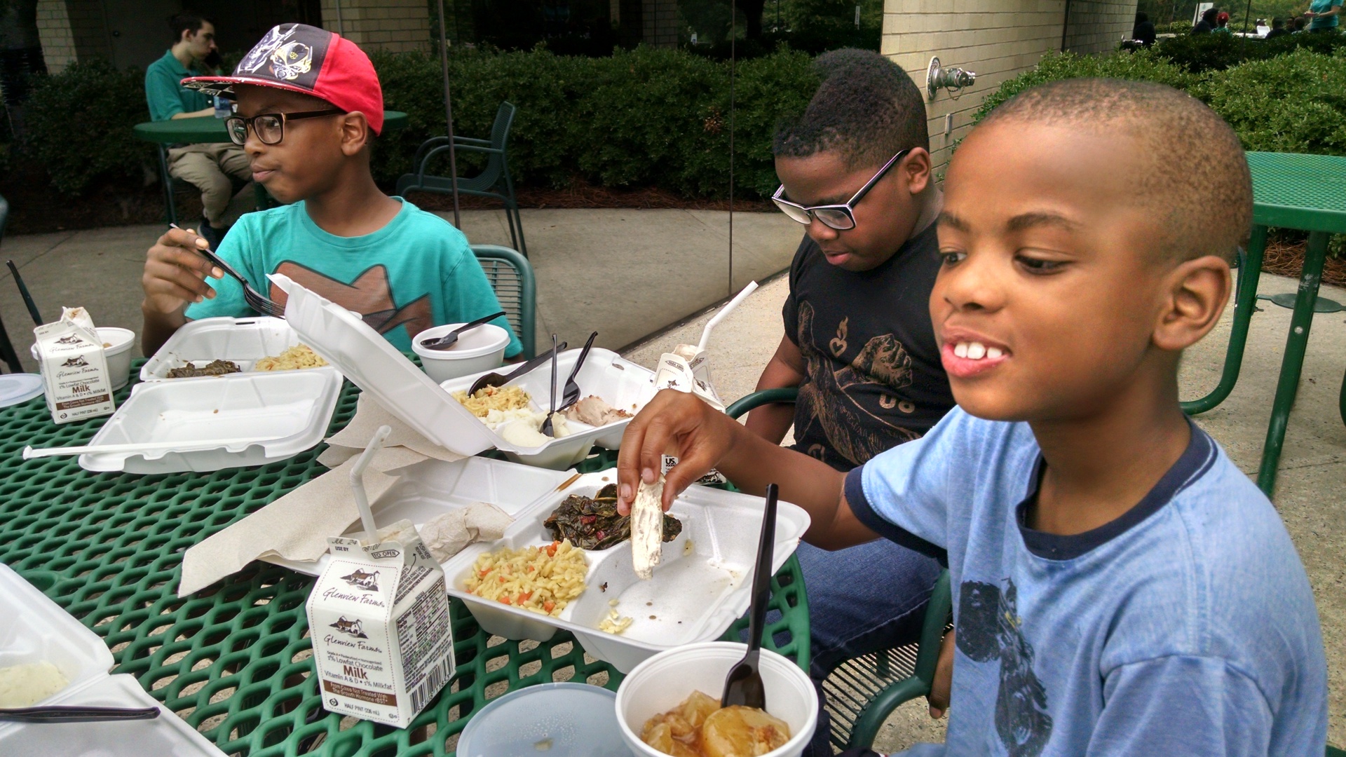 As part of Atrium Health’s commitment to addressing food insecurity throughout the Charlotte region, Atrium Health is now offering summer nutrition programs across Mecklenburg, Union and Lincoln counties.