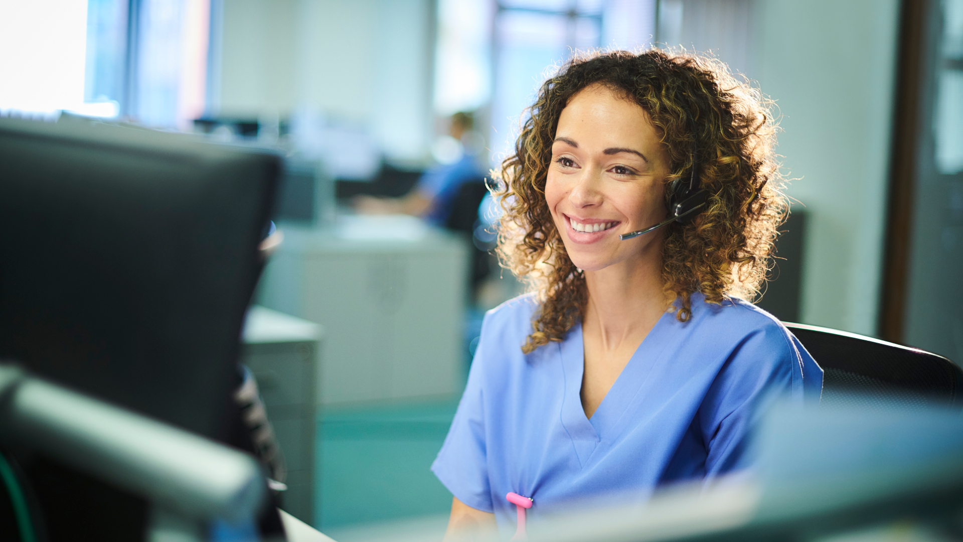 Atrium Health’s virtual critical care (VCC) model uses real-time, two-way audio and high-definition video communication to hundreds of critical care beds and via mobile carts in two emergency departments in the health system.