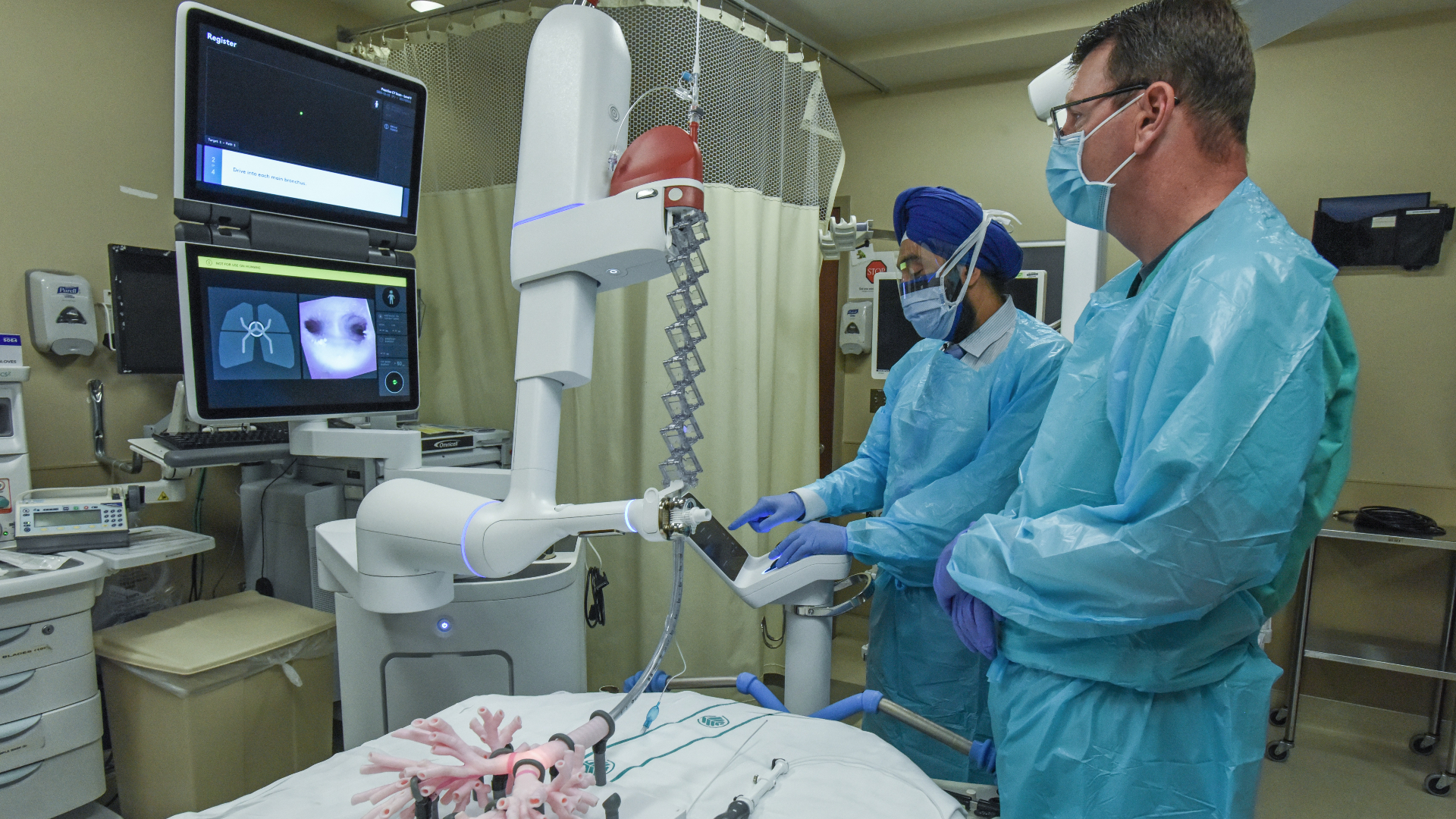 As the leading cause of cancer death, lung cancer challenges doctors to find better, faster ways to detect and diagnose the disease. Teams of experts at Atrium Health are using new software to track patients with lung nodules and a new robot to provide minimally invasive biopsies.